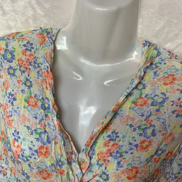 Old Navy Floral Wrap Blouse - Picture 5 of 9